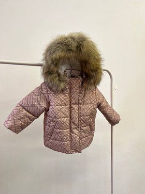 Детская зимняя куртка с геометрическим принтом и меховым капюшоном Бежева kurtka z heometrychnym pryntom Bezheva 86-92 фото