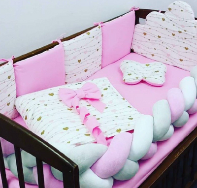 Комплект постельного в детскую кроватку бортики защита подушки, коса велюр розовый Postel' kosa velyur rozovyy фото