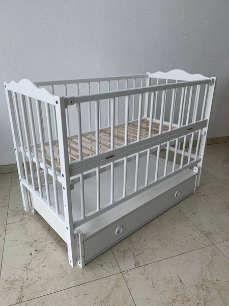 Детская кроватка для новорожденных Ангелина, с ящиком, откидной бок, бук белая angelina-01 фото