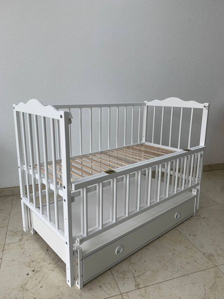 Детская кроватка для новорожденных Ангелина, с ящиком, откидной бок, бук белая angelina-01 фото